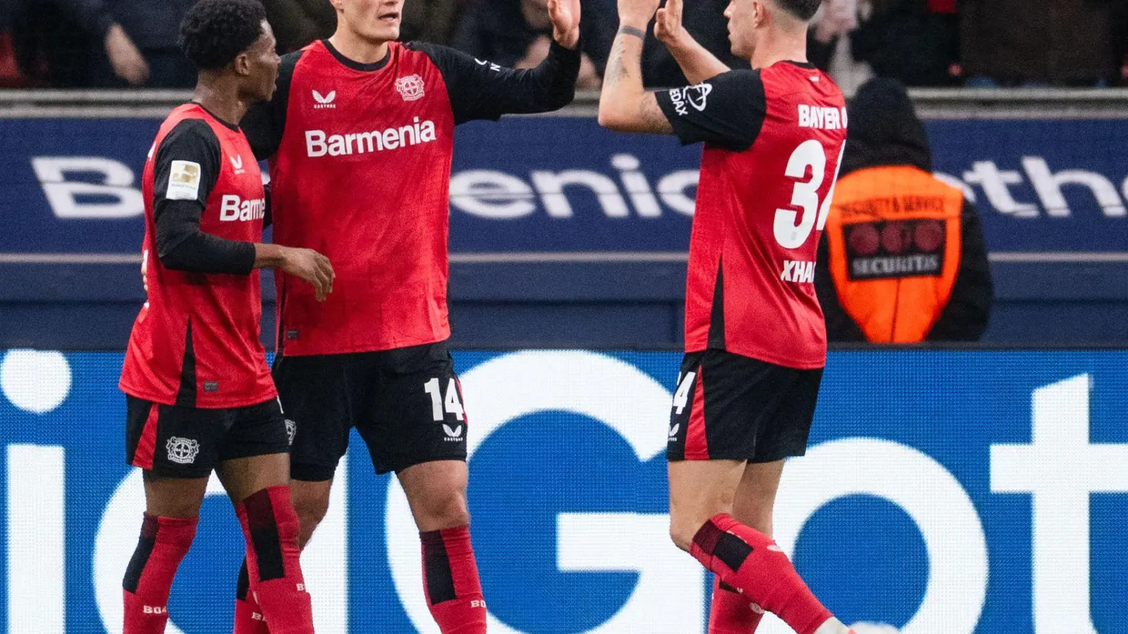 Die Leverkusener freuen sich über den Heimsieg gegen Freiburg. (Foto: Marius Becker/dpa)