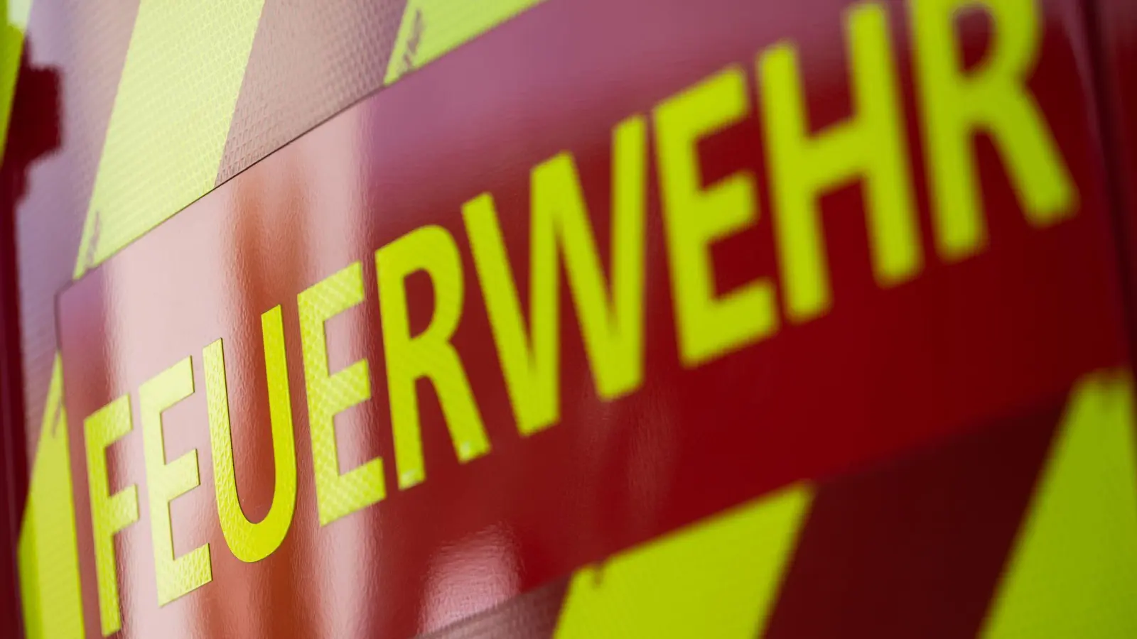 Die Feuerwehr suchte nach dem Aufprall den Zug und das Umfeld ab. (Symbolbild: Marijan Murat/dpa)