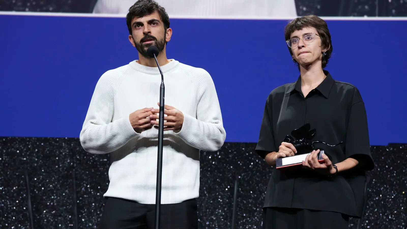 Yuval Abraham (l) und Rachel Szor bei den Filmfestspielen in Venedig.  (Foto: Scott A Garfitt/Invision/AP/dpa)