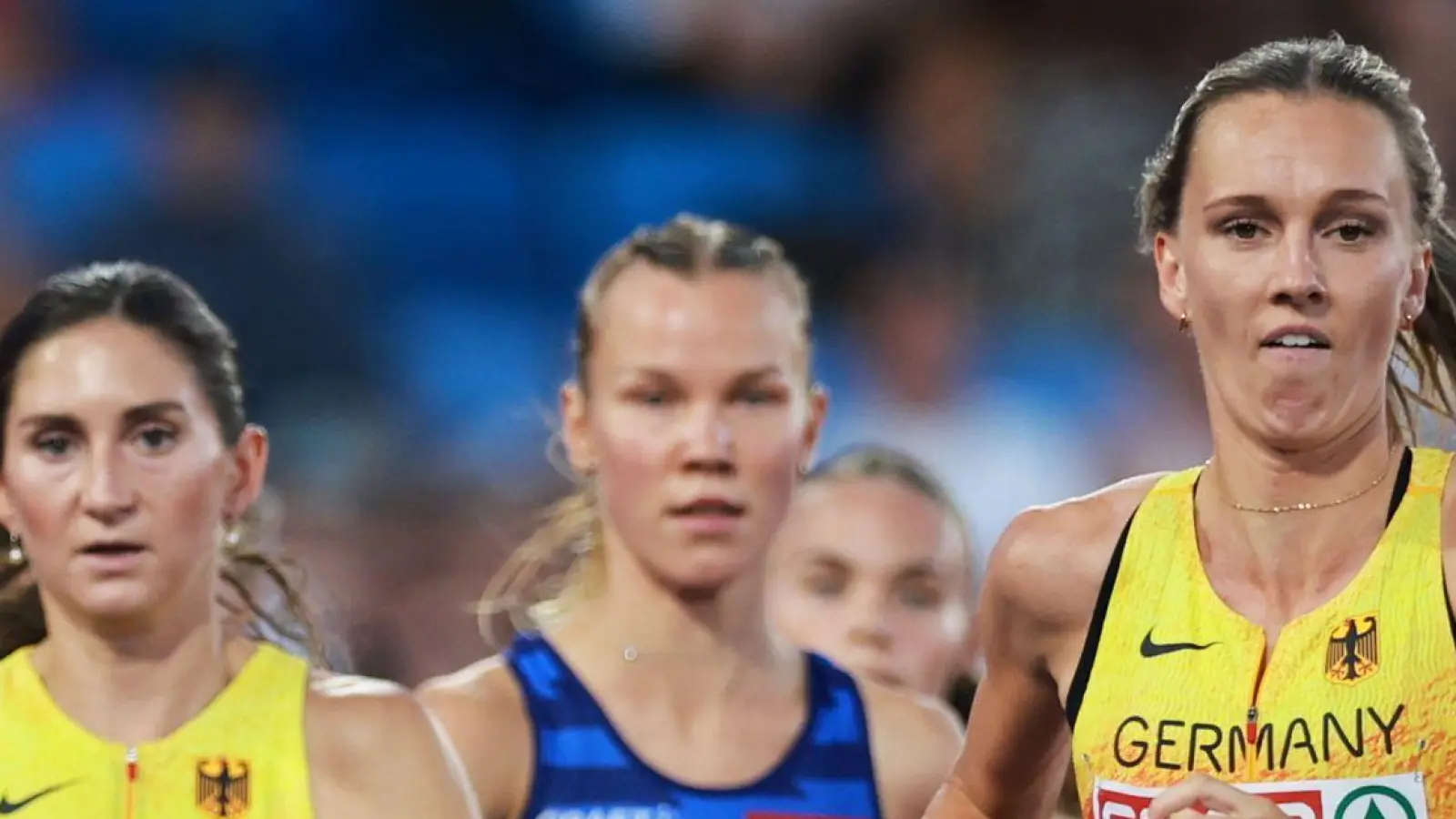 Lea Meyer (r) zeigte sich nach dem Finale über 3.000 Meter Hindernis von der Renntaktik von Gesa Krause (l) genervt. (Foto: Morgan Harlow/AP/dpa)