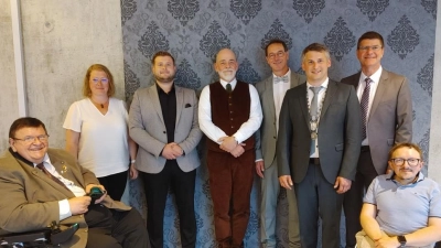 Neu im Stadtrat, von links: Dr. Benno Bulitta, Monika Hartmann, Dennis Neumeister, Michael Lappler, Erhard Wolf, Bürgermeister Philipp Flierl, Matthias Helm und Hans Wattenbach. (Foto: Katrin Merklein)