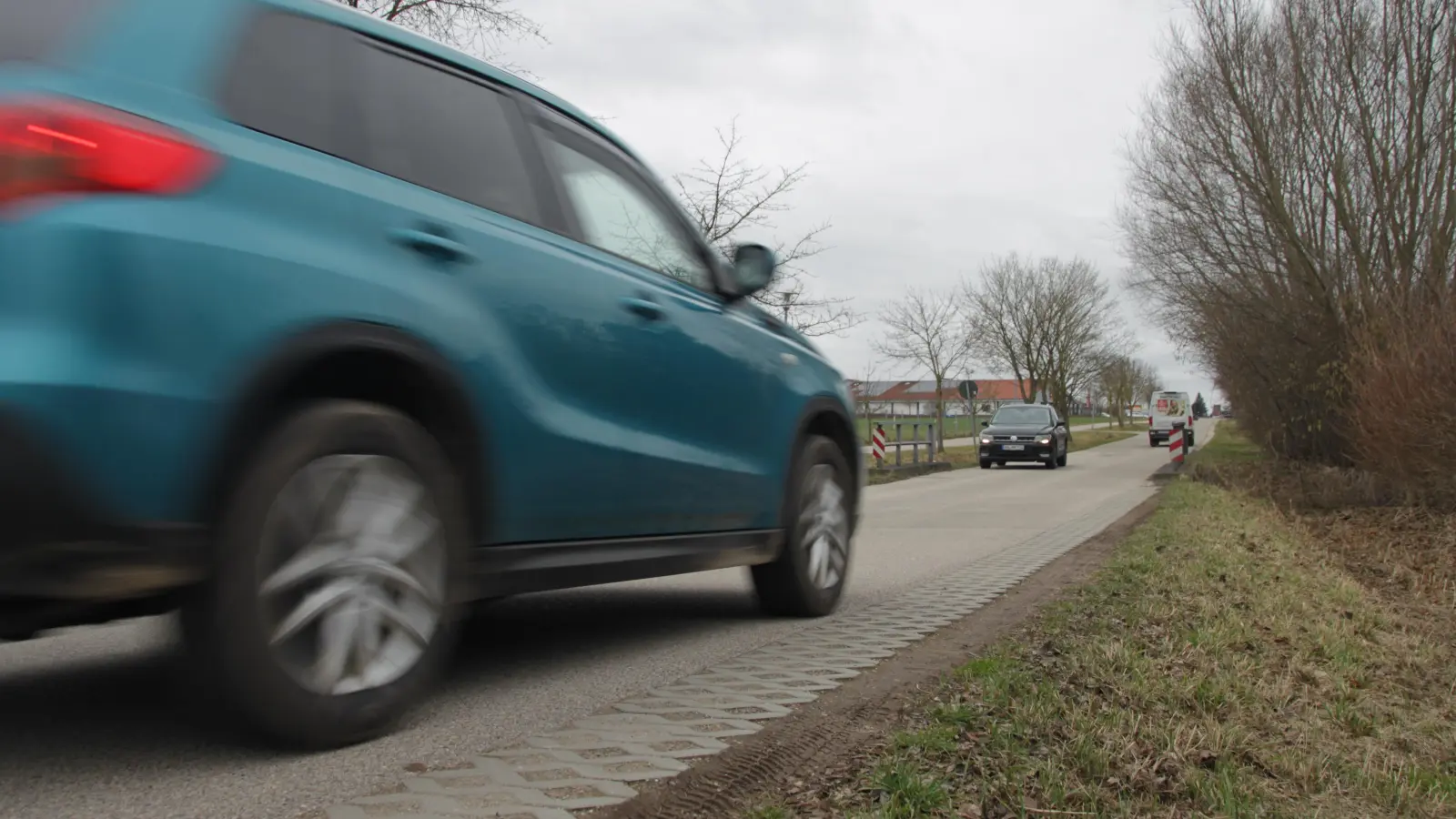 Die Straße Am Wiesengrund in Merkendorf soll eine neue Deckschicht bekommen. Vorgesehen ist die Sanierung für das Frühjahr. (F.: Robert Maurer)