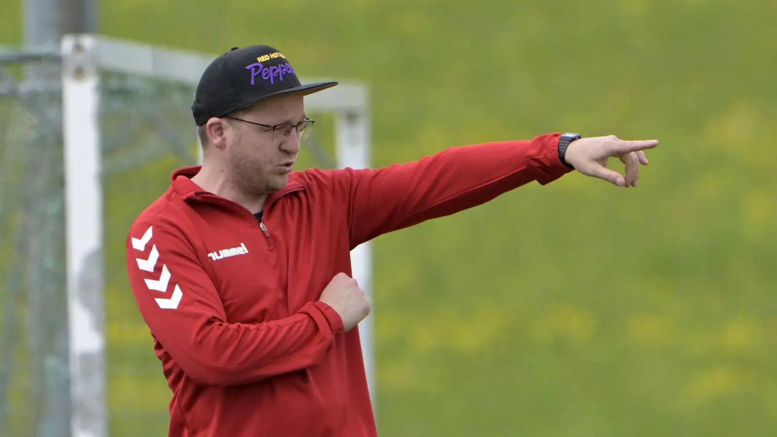 Nicht mit dem Schiri, sondern mit seiner Bezirksoberliga-Elf kommuniziert hier Trainer Andreas Müller, dessen SV Segringen in der Frauen-Bezirksoberliga den TSV Brodswinden mit 4:2 besiegte. (Foto: Martin Rügner)