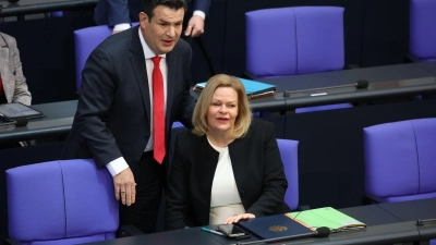 Bundesarbeitsminister Hubertus Heil (SPD) und Bundesinnenministerin Nancy Faeser (SPD) bei der 100. Sitzung des Deutschen Bundestages im Plenarsaal des Reichstagsgebäudes. (Foto: Jörg Carstensen/dpa)