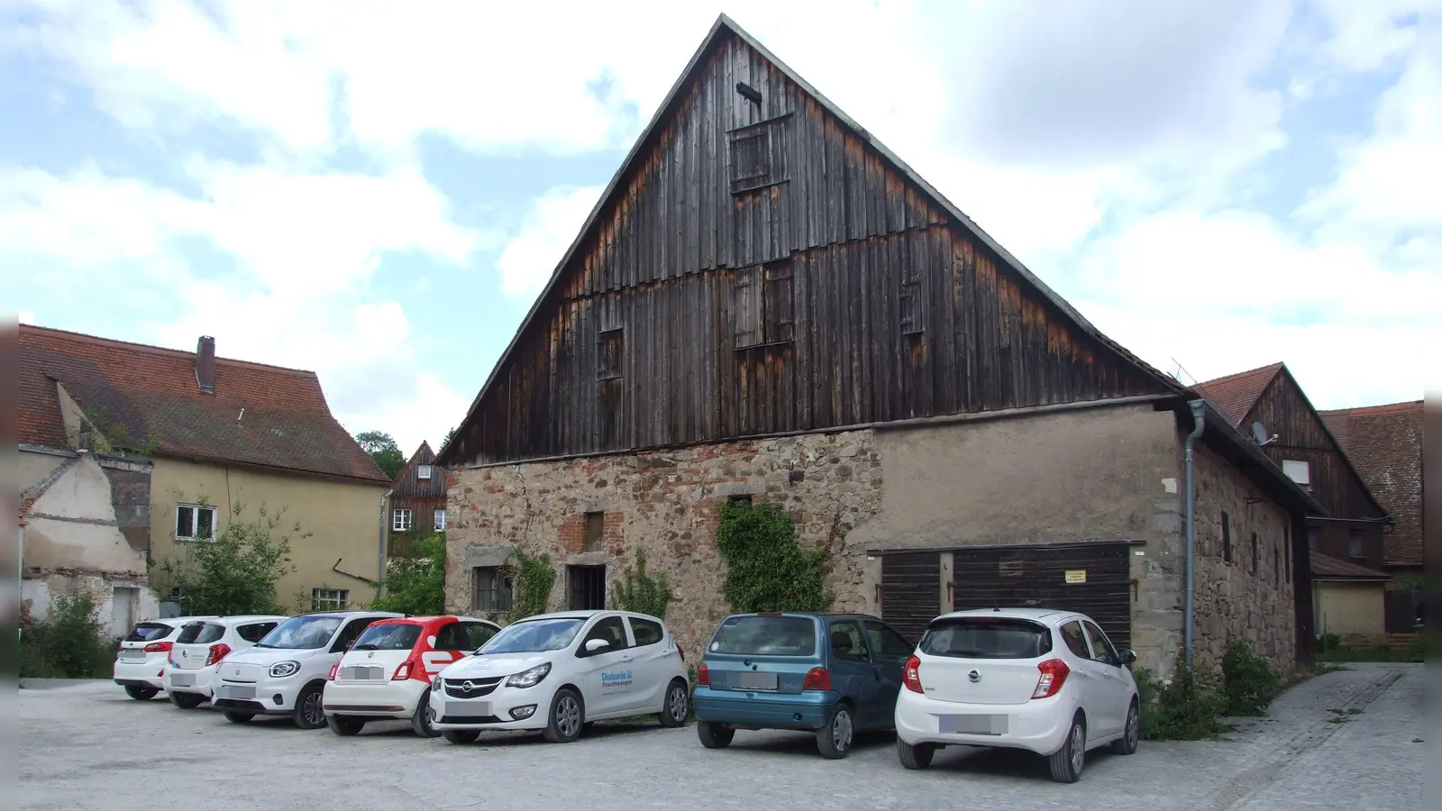 Die Roßmühle auf dem Huppmann-Banse-Areal in Feuchtwangen: Das Konzept des geplanten Zentrums für Physio- und Bewegungstherapie ist laut Betreiber maßgeschneidert auf das Raumprogramm des Gebäudes und das gemeinsame Ziel der Altstadtbelebung ausgelegt worden. (Foto: Jasmin Kiendl)