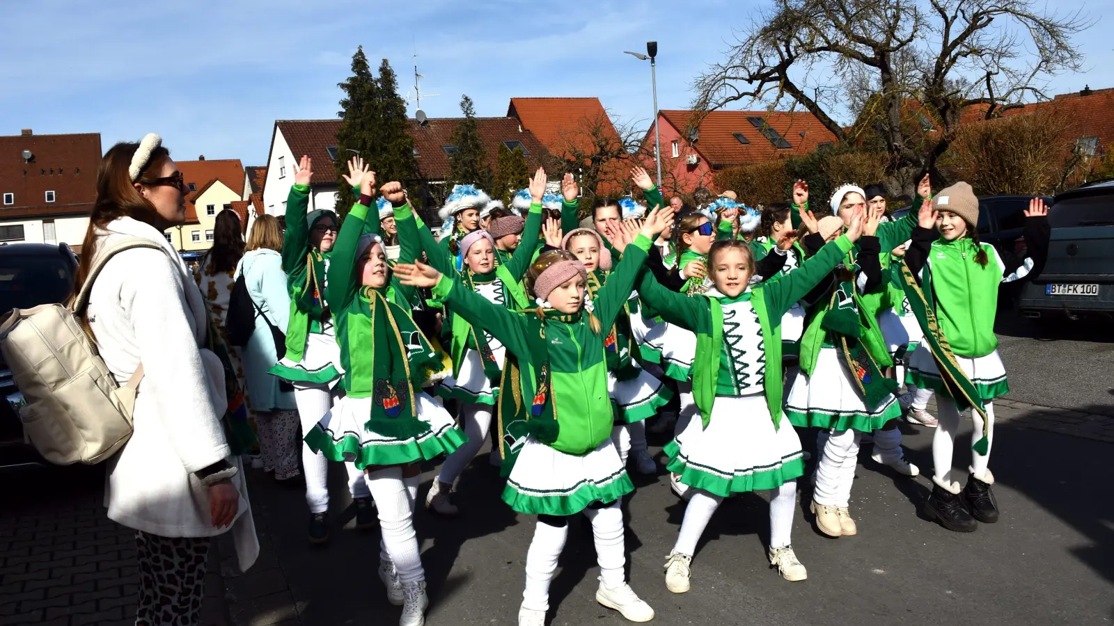 Närrischer Trubel in Markt Erlbach: Zahlreiche Kostümierte bildeten einen eindrucksvollen Gaudiwurm. Die Schaulustigen bekamen viel zu sehen. (Foto: Gudrun Schwarz-Köhler)