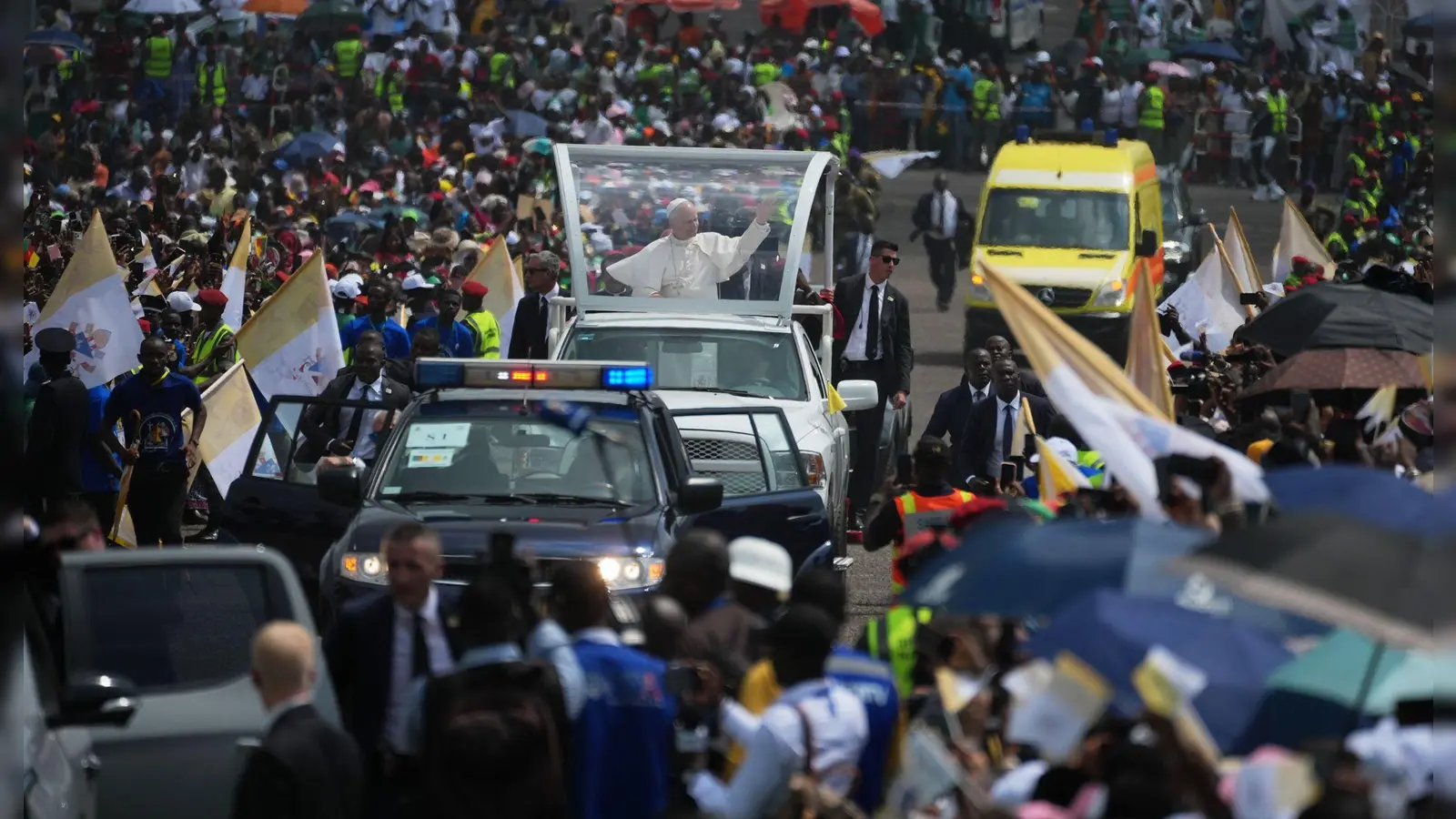 Papst Leo XIV. feiert in Kamerun die bislang größte Messe seiner Amtszeit. (Foto: Andrew Medichini/AP/dpa)