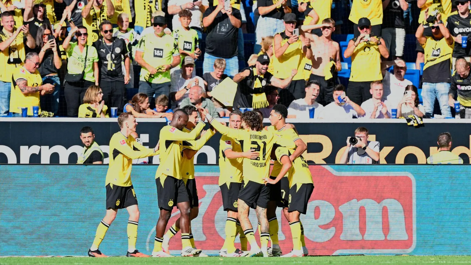 Gelbe Jubeltraube nach dem BVB-Siegtor in Sinsheim. (Foto: Uwe Anspach/dpa)
