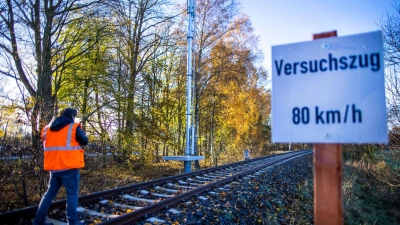 Ein bereits aufgestellter Sendemast an einer stillgelegten Bahnstrecke. (Foto: Jens Büttner/dpa)