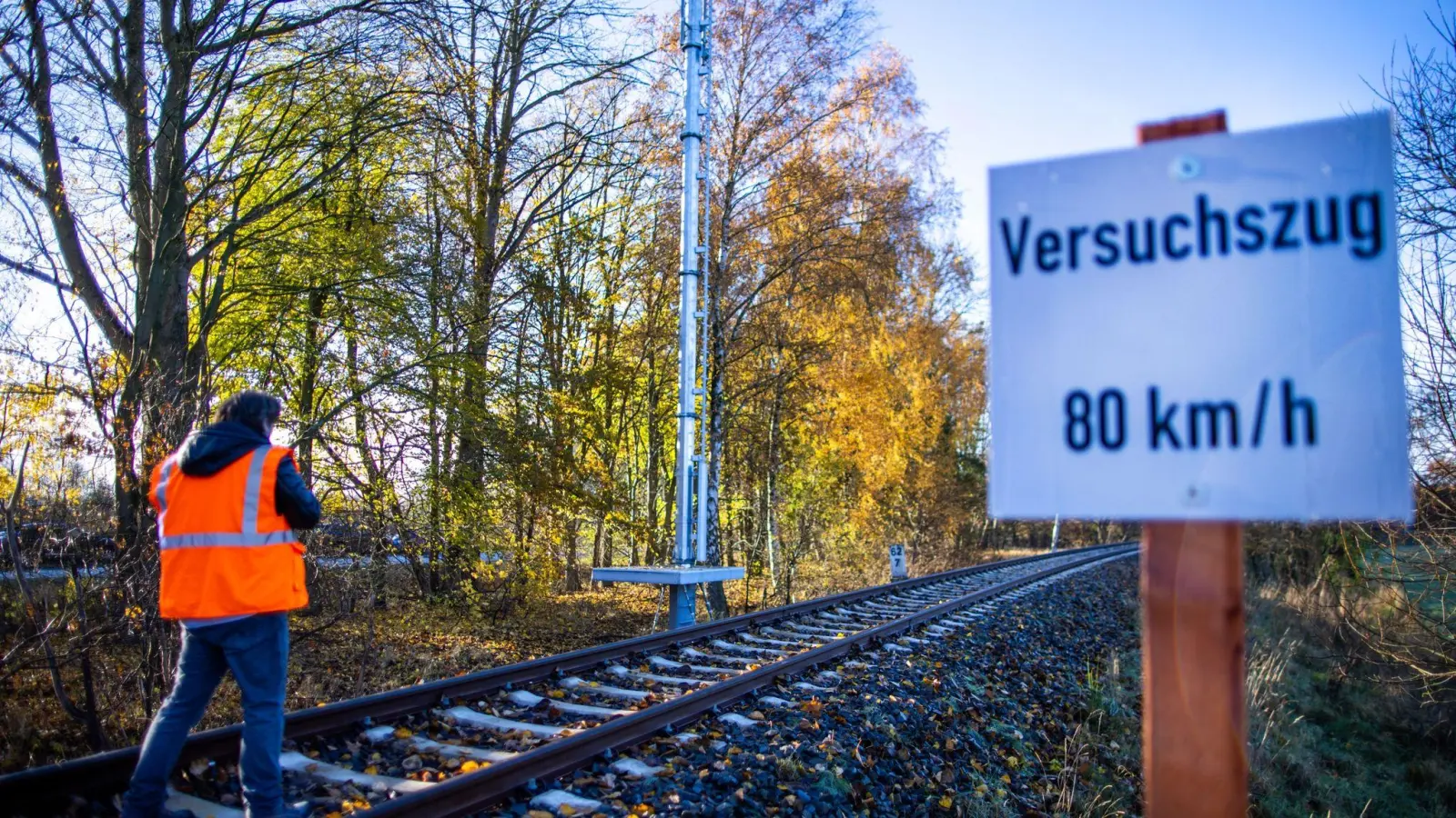 Ein bereits aufgestellter Sendemast an einer stillgelegten Bahnstrecke. (Foto: Jens Büttner/dpa)