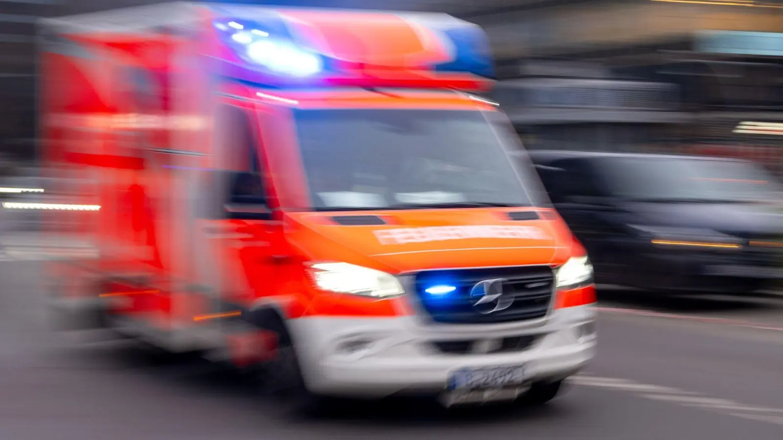 Der Mann wurde in ein Krankenhaus gebracht. (Symbolbild) (Foto: Monika Skolimowska/dpa)
