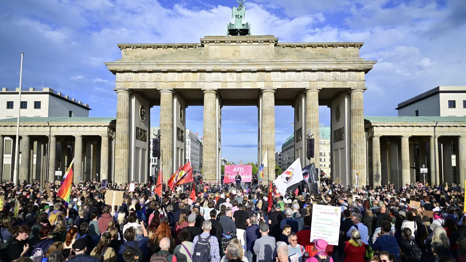 Am Montag demonstrierten in Berlin Menschen gegen die AfD. (Foto: Fabian Sommer/dpa)