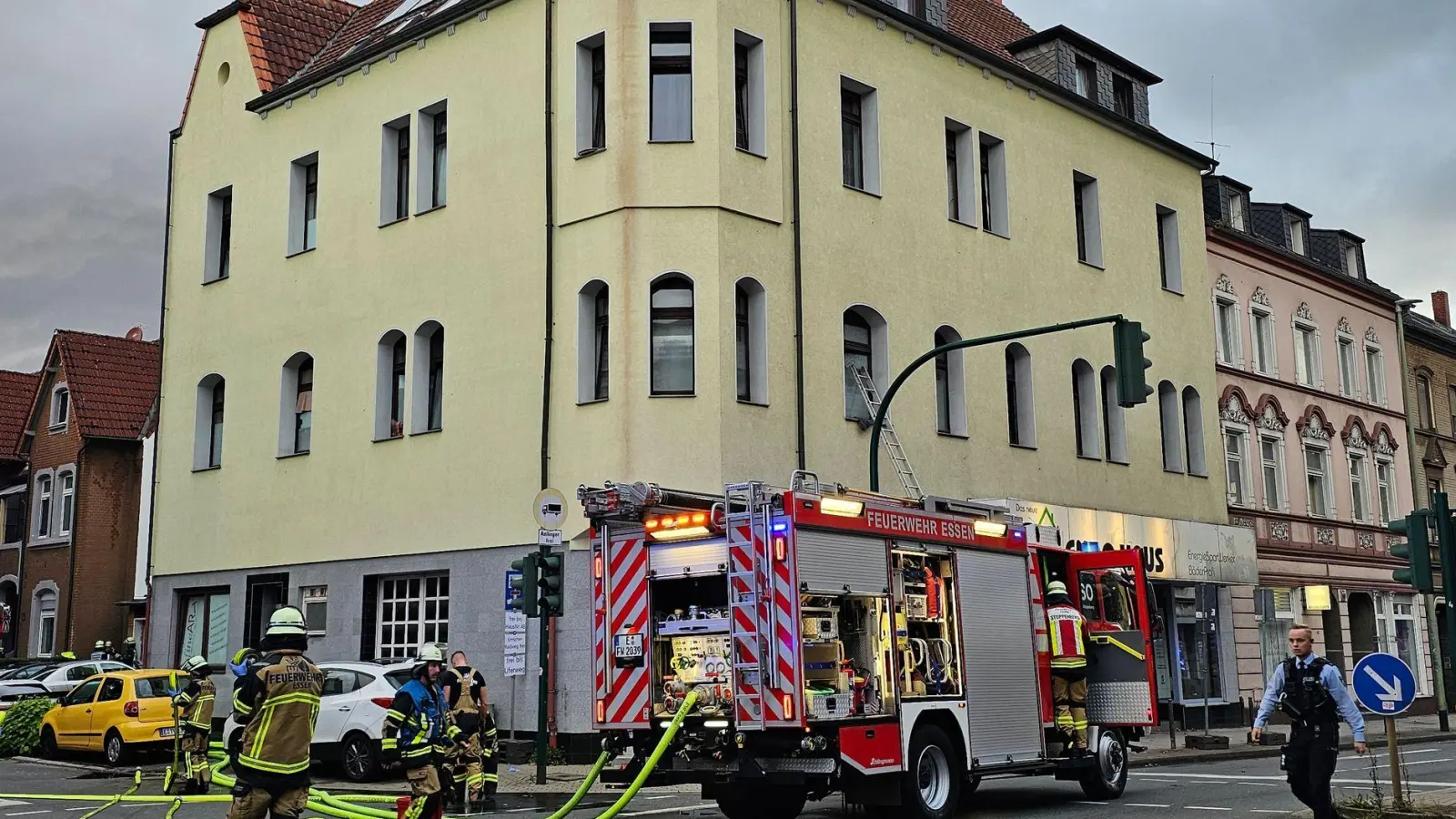 Bei zwei Bränden in Essen sind rund 30 Menschen verletzt worden. (Foto: Markus Gayk/dpa)