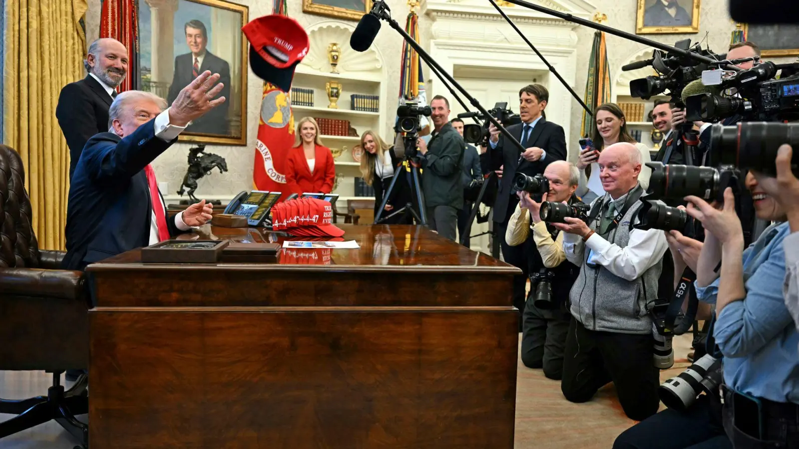 Trump krempelt die Regeln um - und die Korrespondenten-Vereinigung warnt vor einer Bedrohung der Pressefreiheit. (Foto: Uncredited/Pool/AP/dpa)