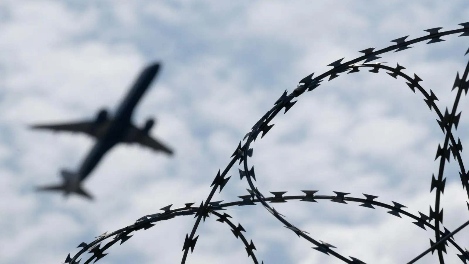 Abschiebungen nach Afghanistan erfolgen nun auch per Linienflug. (Symbolbild) (Foto: Sebastian Gollnow/dpa)