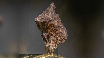 Der Meteorit „Issigau“ ist mit  4,6 Milliarden Jahren das derzeit älteste Exponat im Deutschen Museum.  (Foto: Reinhard Krause/Deutsches Museum/dpa)