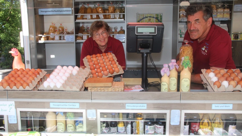 Barbara und Erwin Kotzbauer in ihrem Verkaufswagen, mit dem sie eifrig unter anderem auf Bauernmärkten unterwegs sind.  (Foto: Jürgen Leykamm)