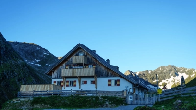 Die Potsdamer Hütte in Tirol wird von Ira Kreutzer und Sven Bissert bewirtschaftet. Bis Ende September herrscht auf über 2000 Metern Sommerbetrieb. (Foto: DAV/Albrecht Bartelmess)