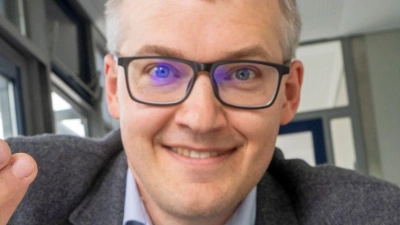 Luitpold Fried vom Start-Up-Unternehmen „Bind-X“ zeigt an einem Beispiel, wie mit einem speziellen Bindemittel aus ungefestigtem Sand, eine feste Verbindung entstehen kann, die zur Reduzierung von Staub auf unbefestigten Straßen führt.  (Foto: Peter Kneffel/dpa)