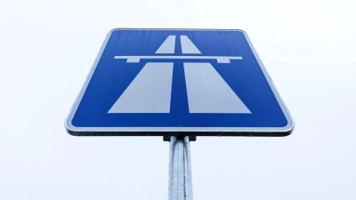 Weil die Fahrbahn erneuert wird, kommt es in den kommenden Wochen zu mehreren Sperrungen auf der Autobahn 93. (Symbolbild) (Foto: Friso Gentsch/dpa)