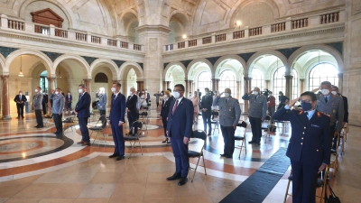 Bei der Einführung des Ehrenzeichens des bayerischen Ministerpräsidenten für Auslandseinsätze 2021 herrschte wegen der Corona-Krise in Bayern noch Maskenpflicht. Nachdem sich die außenpolitische Lage seither massiv verändert hat, wird auch das Ehrenzeichen nun weiterentwickelt. (Foto: Karl-Josef Hildenbrand/dpa)