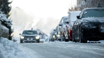 Im Osten des Freistaats hält die Glatteisgefahr bis Dienstagvormittag an.  (Foto: Daniel Vogl/dpa)