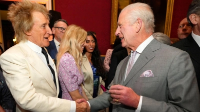 Rod Stewart (l) traf König Charles III. im Sommer. (Archivbild (Foto: Kirsty Wigglesworth/AP Pool/AP/dpa)