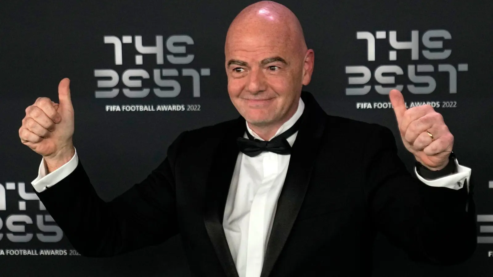 Die Vergabe der Weltmeisterschaften läuft so, wie es sich FIFA-Präsident Gianni Infantino vorstellt. (Foto: Michel Euler/AP/dpa)