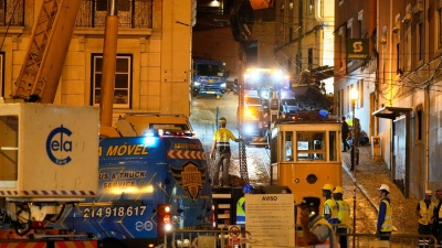 Der Unfall gilt als das schwerste Unglück in der Geschichte der Standseilbahnen in Lissabon, die seit dem 19. Jahrhundert in Betrieb sind. (Foto: Ana Brigida/AP/dpa)
