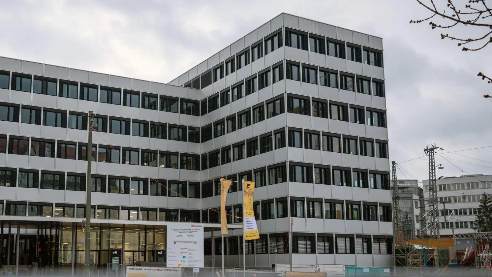Polizisten durchsuchten am Dienstag Räume der Ausländerbehörde in München.  (Foto: Leonie Asendorpf/dpa)
