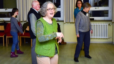 Die Tanzleiterin führt seit zwölf Jahren einen Tanzkurs für alle, die gelenkschonend etwas für ihre Beweglichkeit tun möchten – und schult damit auch das Gedächtnis der Teilnehmenden. (Foto: Irmeli Pohl)