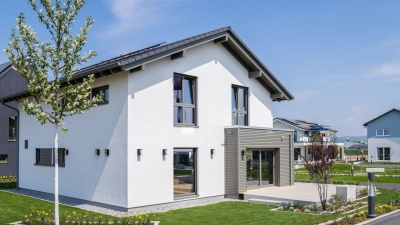 Die schöne Fassade täuscht nicht über die Rechnung hinweg: Ohne 20 bis 30 Prozent Eigenkapital wird die Vollfinanzierung laut Verbraucherschützern schnell zur Wette. (Foto: Benedikt Spether/dpa/dpa-tmn)