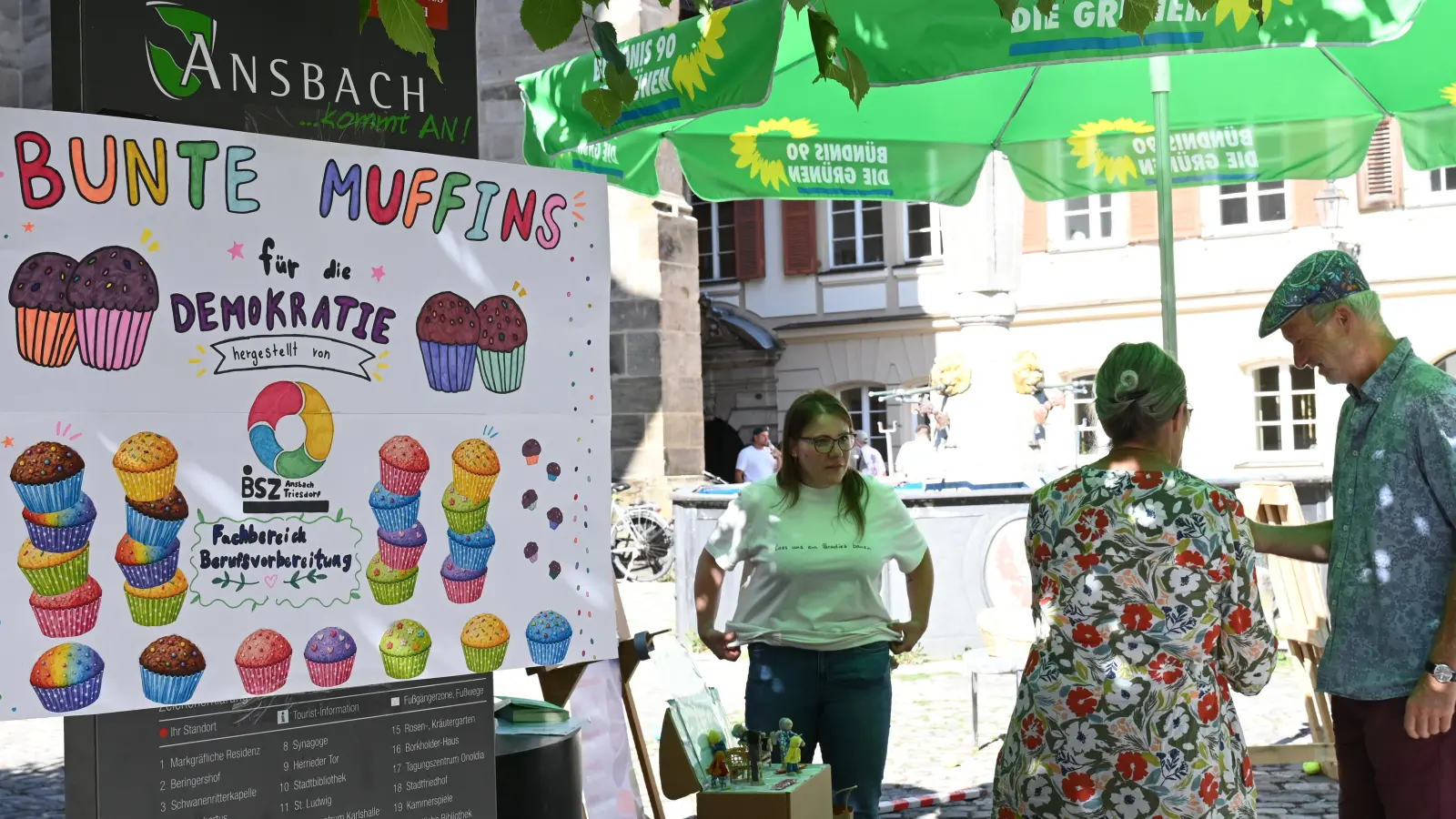 Auf dem Markt für Demokratie vor der Gumbertuskirche gibt es ein buntes Angebot.  (Foto: Luca Paul)