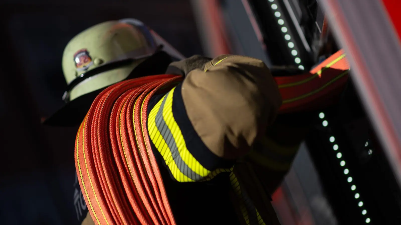 Feuerwehrleute löschen den Brand in der Wohnung einer Seniorin. (Symbolbild) (Foto: Marijan Murat/dpa)