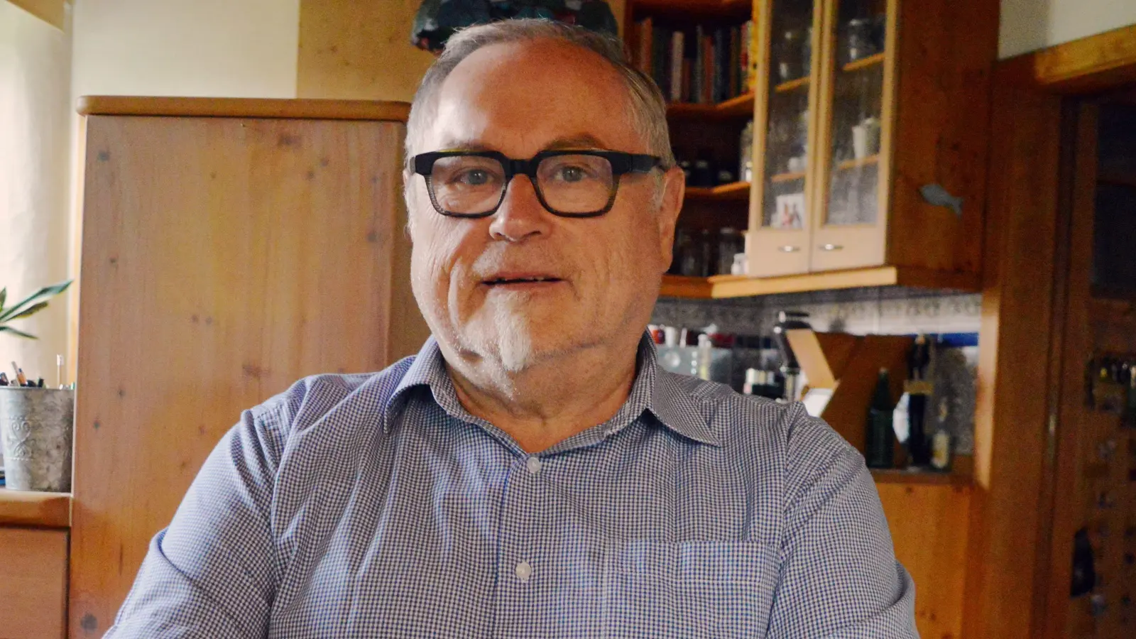 Gerhard Winkler an seinem Stammplatz am Küchentisch. Bis zum Mai saß er ununterbrochen 42 Jahre lang im Uehlfelder Gemeinderat. (Foto: Johannes Zimmermann)