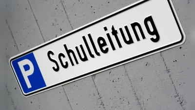 In Bayern werden Schulleiter mancherorts auch länger gesucht. (Symbolbild) (Foto: Marius Becker/dpa)