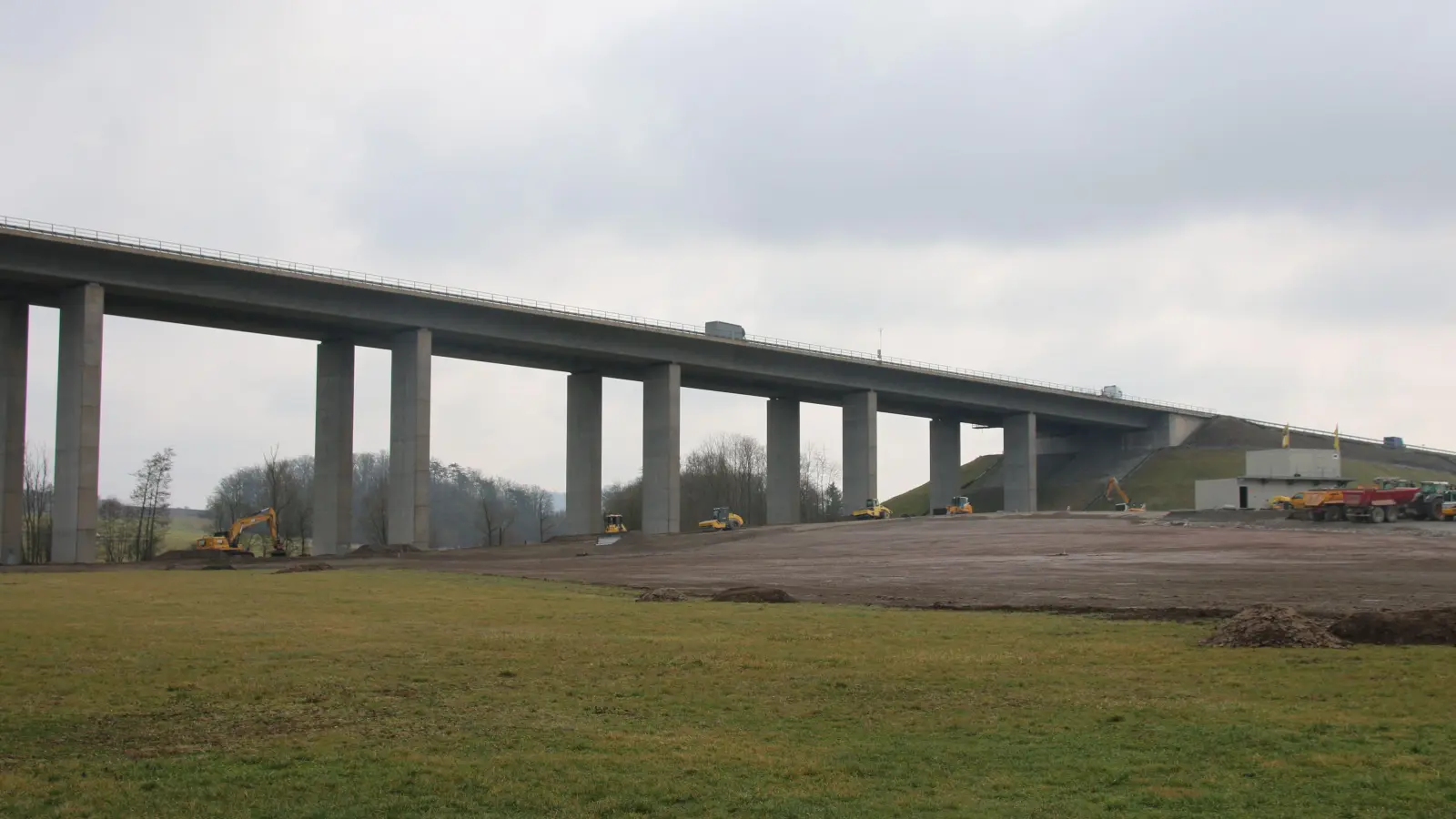 Vorarbeiten laufen bereits. Bald soll an der Talbrücke Pfeffermühle der Verkehr auf die jeweils andere Spur geleitet und die Brücke abgerissen werden. Die Maßnahme soll bis Mitte des Jahres 2029 dauern. (Foto: Stefan Neidl)