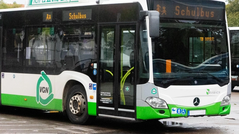 Der Junge wartete an einer Ampel, als er von dem Bus gestreift wurde.  (Symbolbild: Evi Lemberger)