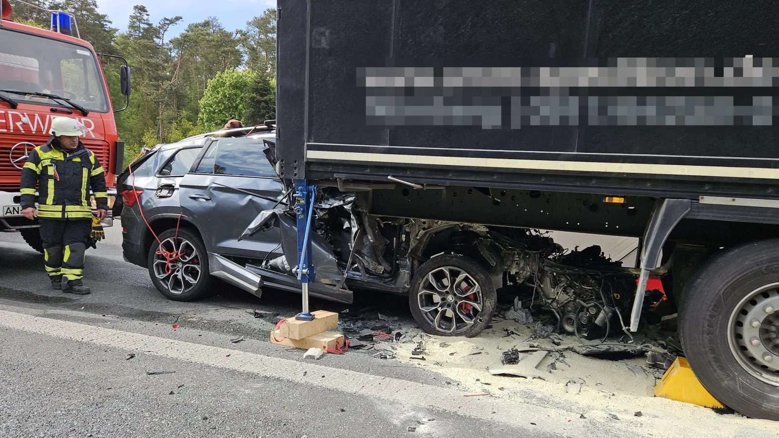 Das Auto klemmte bis zur Hälfte unter dem Sattelauflieger. (Foto: NEWS5 / Oßwald)