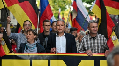 Björn Höcke (M) ist AfD-Landesvorsitzender und Fraktionschef im Thüringer Landtag. Hier bei einer Kundgebung der AfD in Weimar. (Foto: Martin Schutt/dpa)