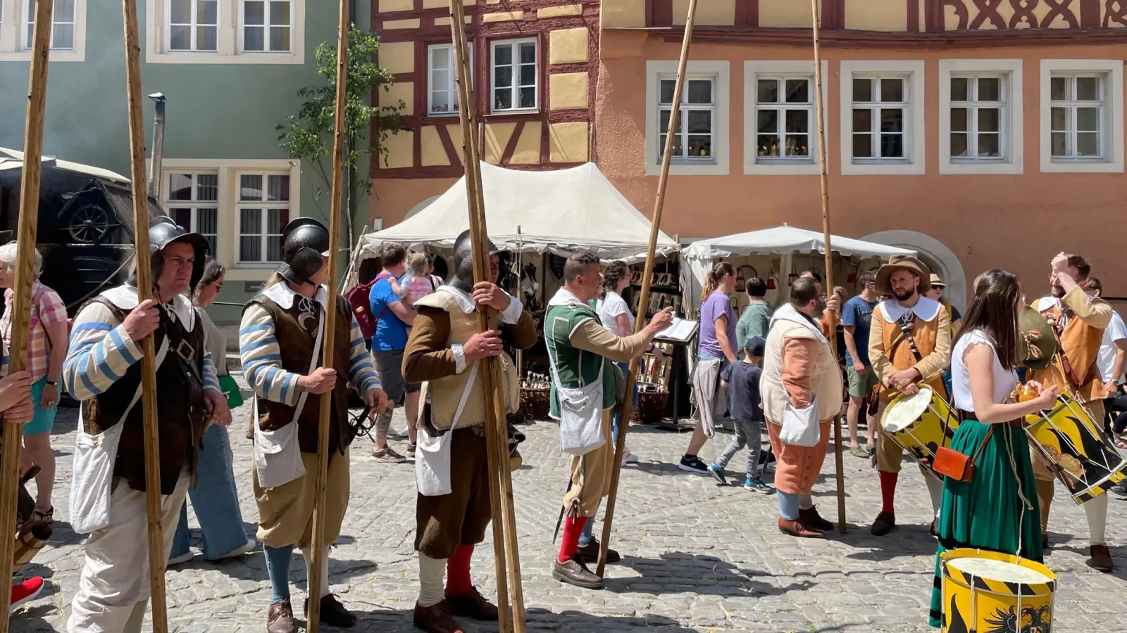 Zweiter Tag bei den Pfingsfestspielen in Rothenburg. Bei bestem Wetter gibt es überall in der Stadt mittelalterliches Treiben zu bewundern. (Foto: Gerhard Krämer)