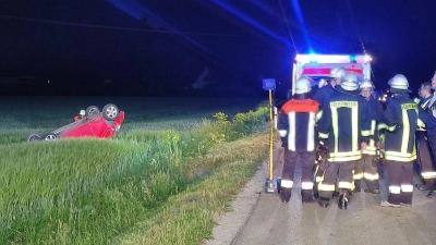 Das Auto einer 20-Jährigen geriet am Dienstag ins Schleudern und überschlug sich. (Foto: Feuerwehr Marktbergel)