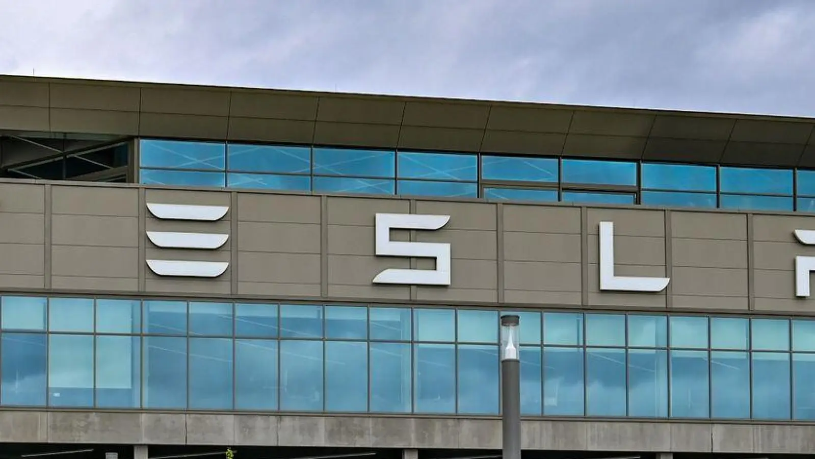 Im Tesla-Werk in Grünheide arbeiten mehr als 12.000 Menschen. (Foto: Patrick Pleul/dpa)