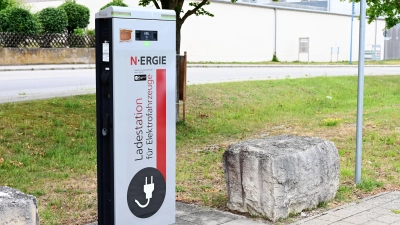 In Weihenzell sollen Ladesäulen errichtet werden, an die zwei Fahrzeuge gleichzeitig angeschlossen werden können. Auf dem Bild ist eine Station in Lichtenau an einem öffentlichen Parkplatz zu sehen.  (Foto: Luca Paul)