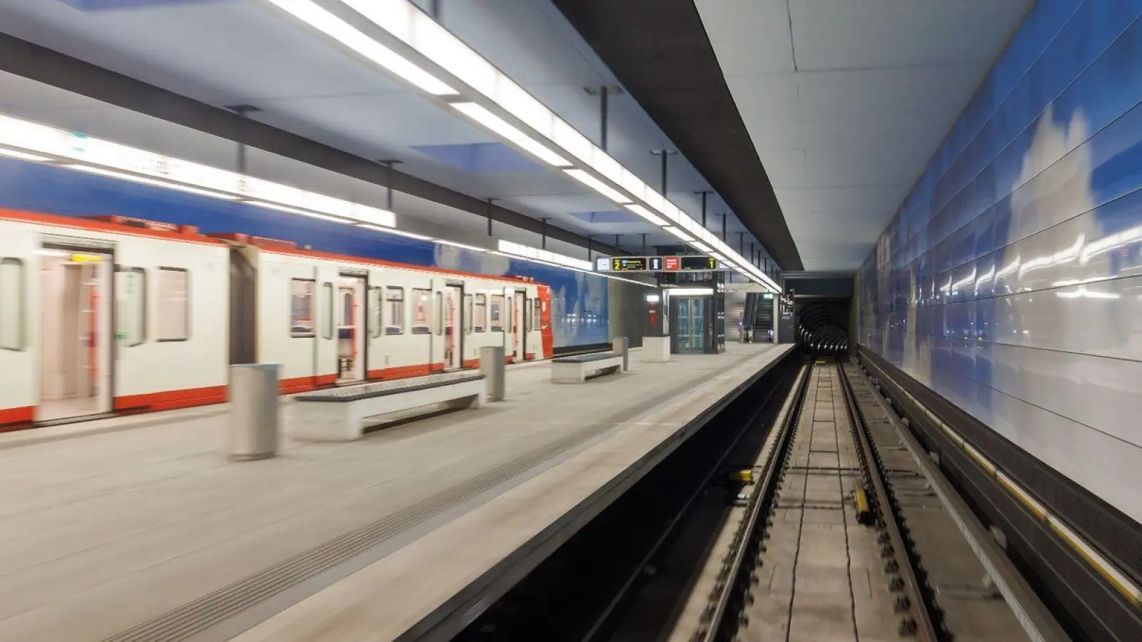 Ein U-Bahnhof in Nürnberg. (Foto: Daniel Karmann/dpa/Archivbild)