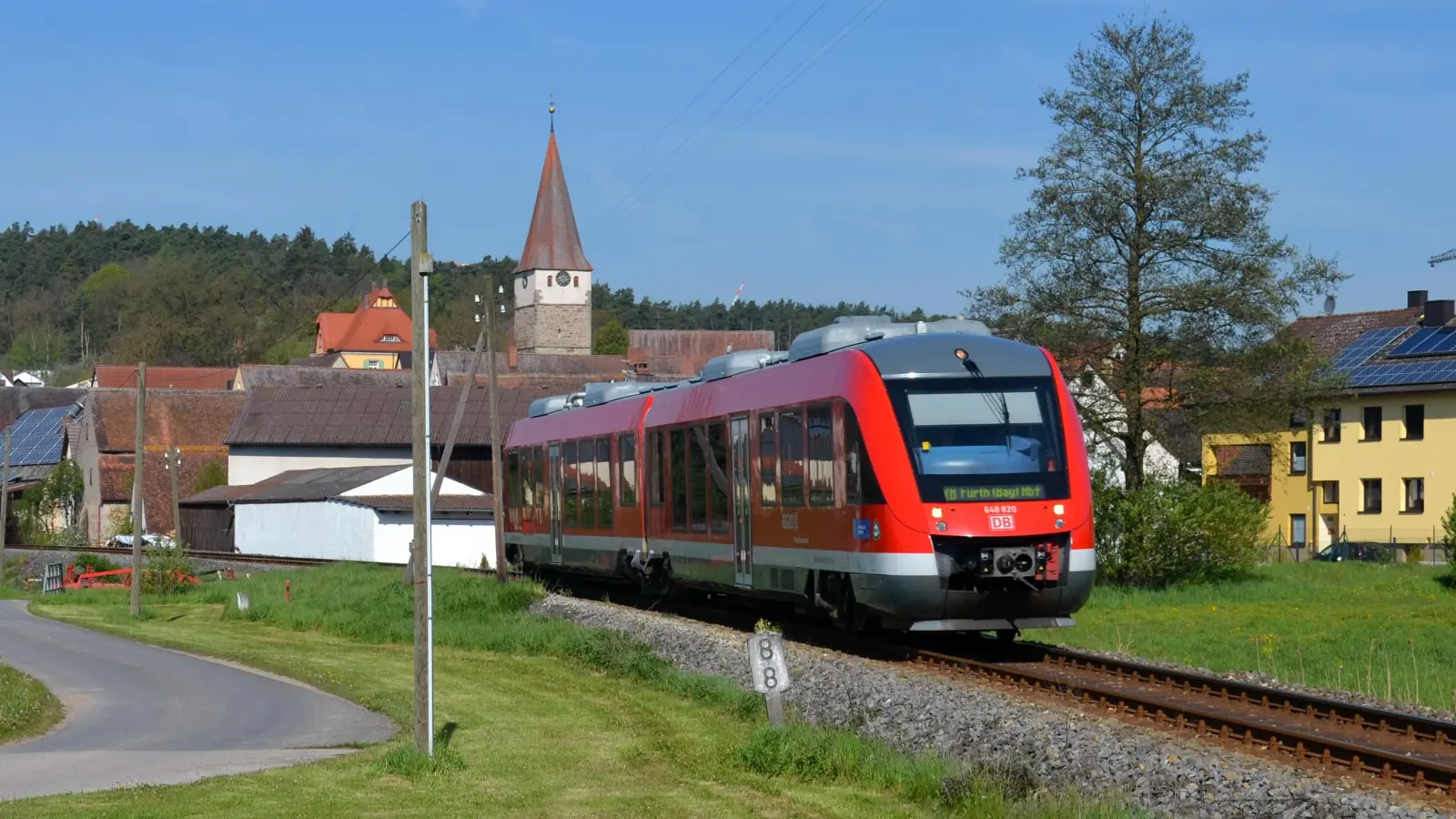 S-Bahn statt Dieseltriebwagen nach Markt Erlbach (hier bei Laubendorf): Das würde sich rechnen, sagt der Freistaat. (Archivbild: Johannes Hirschlach)