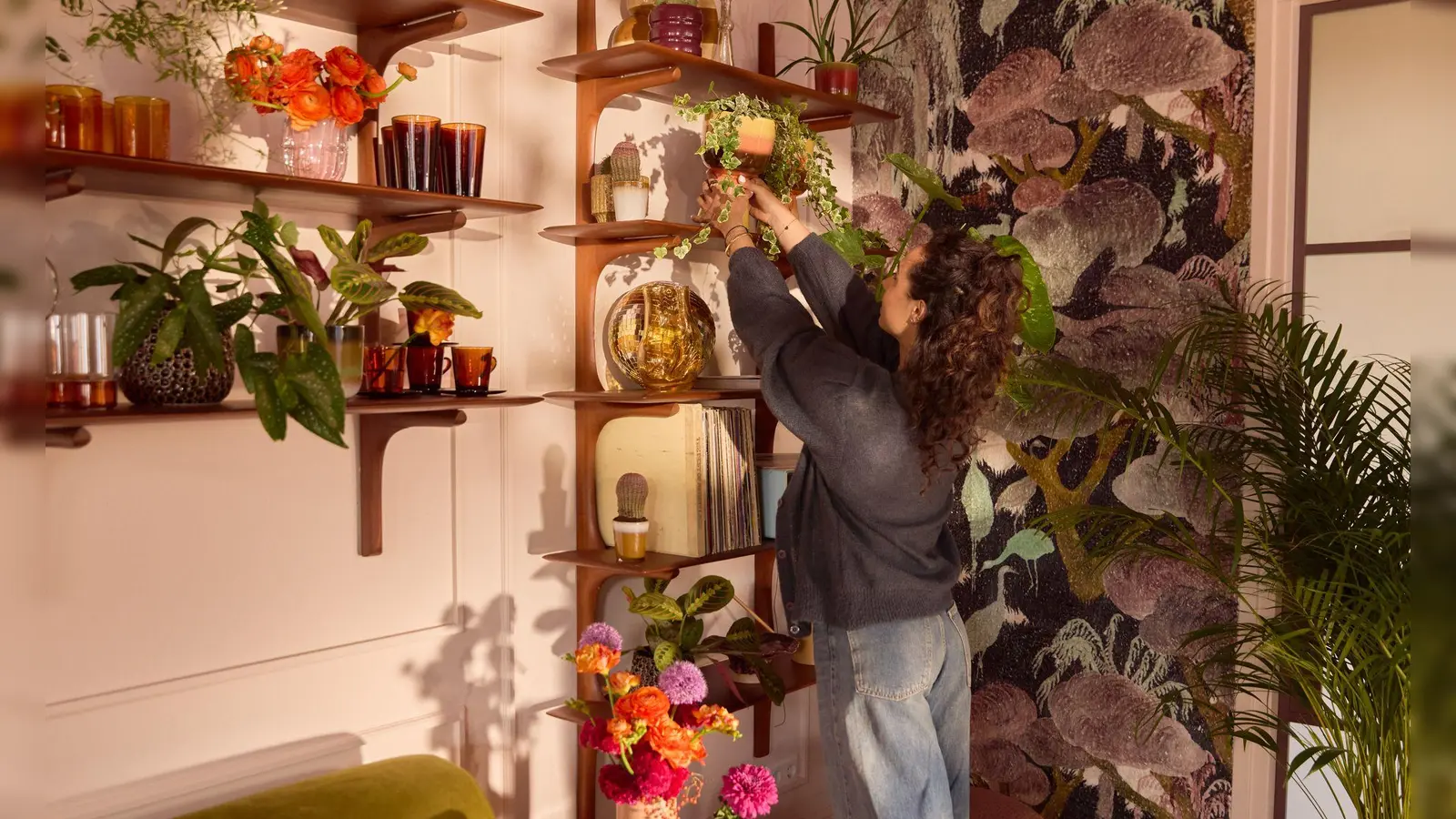 Wer nur wenig Platz für ausladende Pflanzen hat, kann mit hängenden und rankenden Arten die Wohnung verschönern. (Foto: Plants & Flowers Foundation Holland/dpa-tmn)