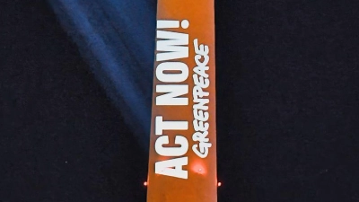 „Act Now“-Appell: Protest für konsequenten Klimaschutz am Fernsehturm in Berlin. (Foto: Paul Zinken/dpa)