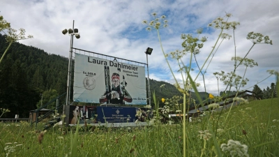 Ein Bild von Laura Dahlmeier steht am Biathlontrainingsgelände bei Garmisch-Partenkirchen.  (Foto: Uwe Lein/dpa)