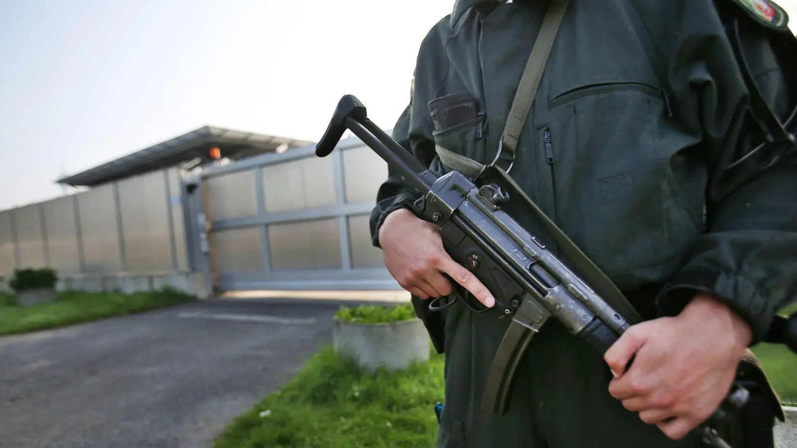 Polizisten sichern das Gebäude des Oberlandesgerichtes in Düsseldorf. (Archiv- und Symbolbild) (Foto: Oliver Berg/dpa)